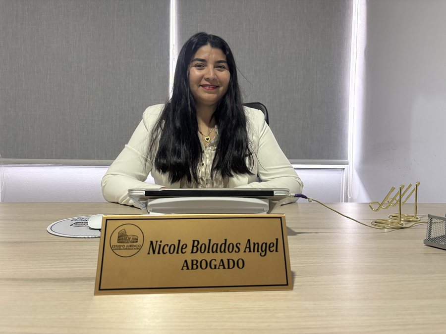 Nicole Bolados Angel, abogada en Antofagasta, en su oficina de Arturo Prat 548
